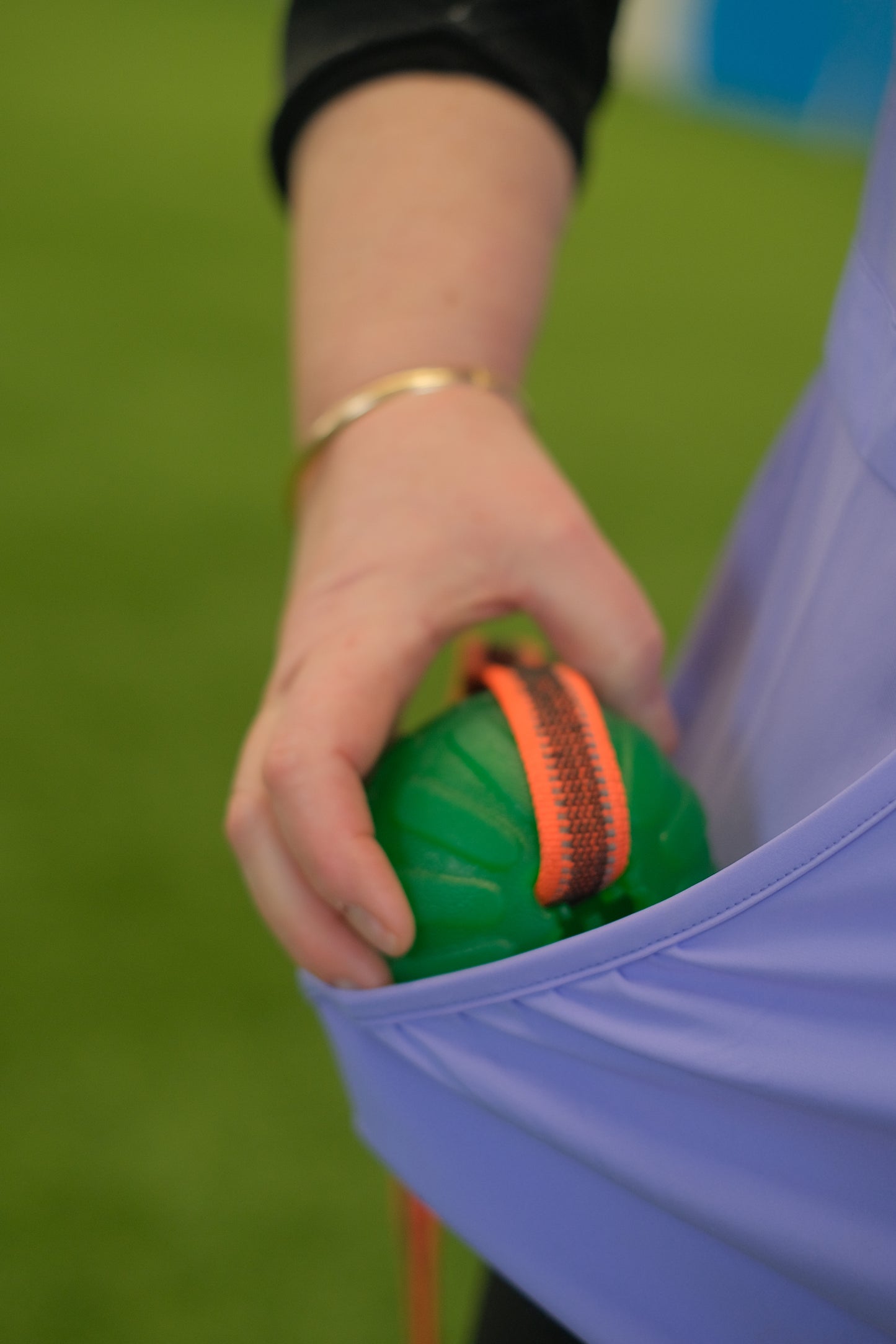 Tekninen treeniliivi palveluskoiralajeissa treenaaville naisille