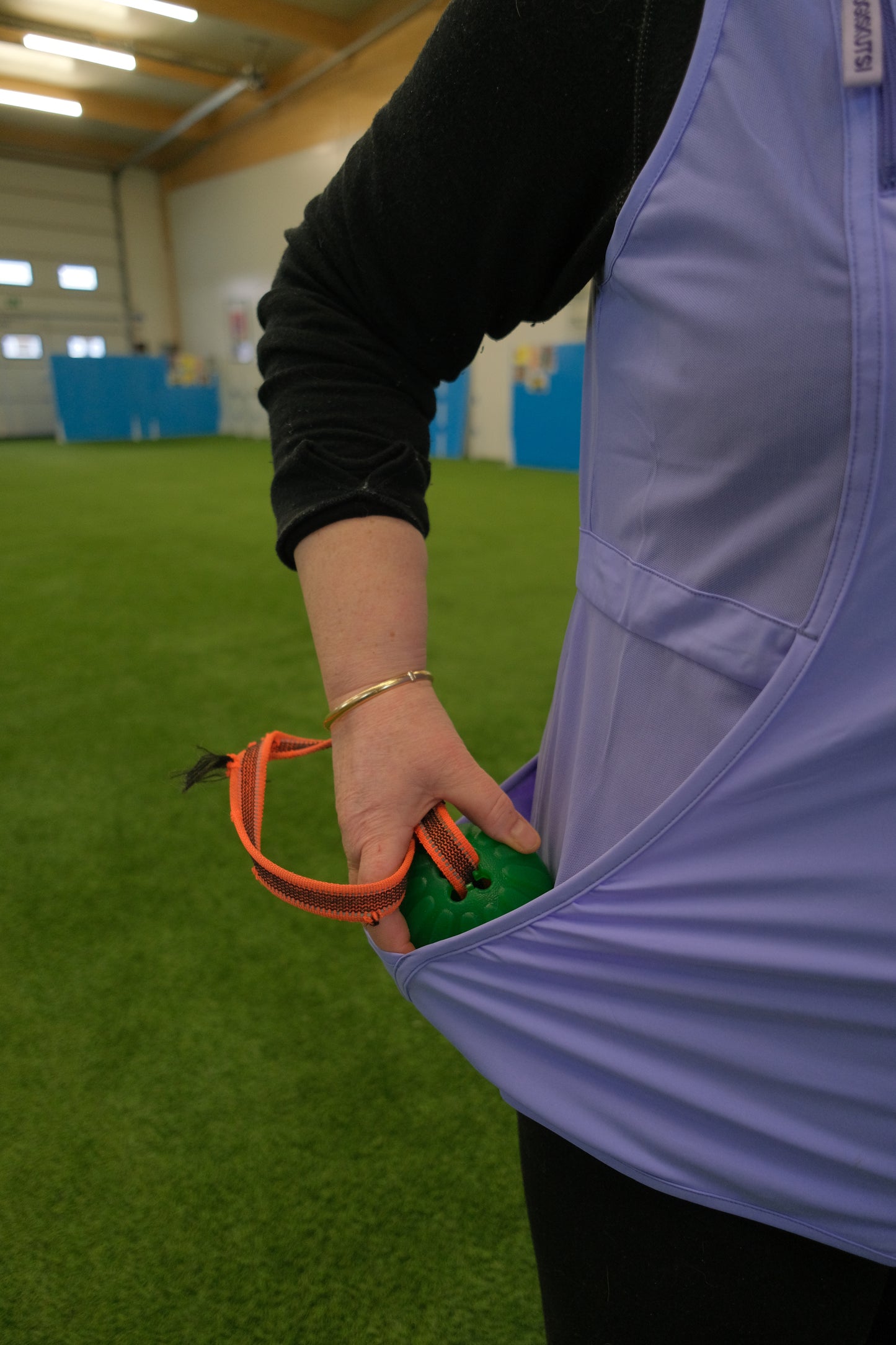 Tekninen treeniliivi palveluskoiralajeissa treenaaville naisille