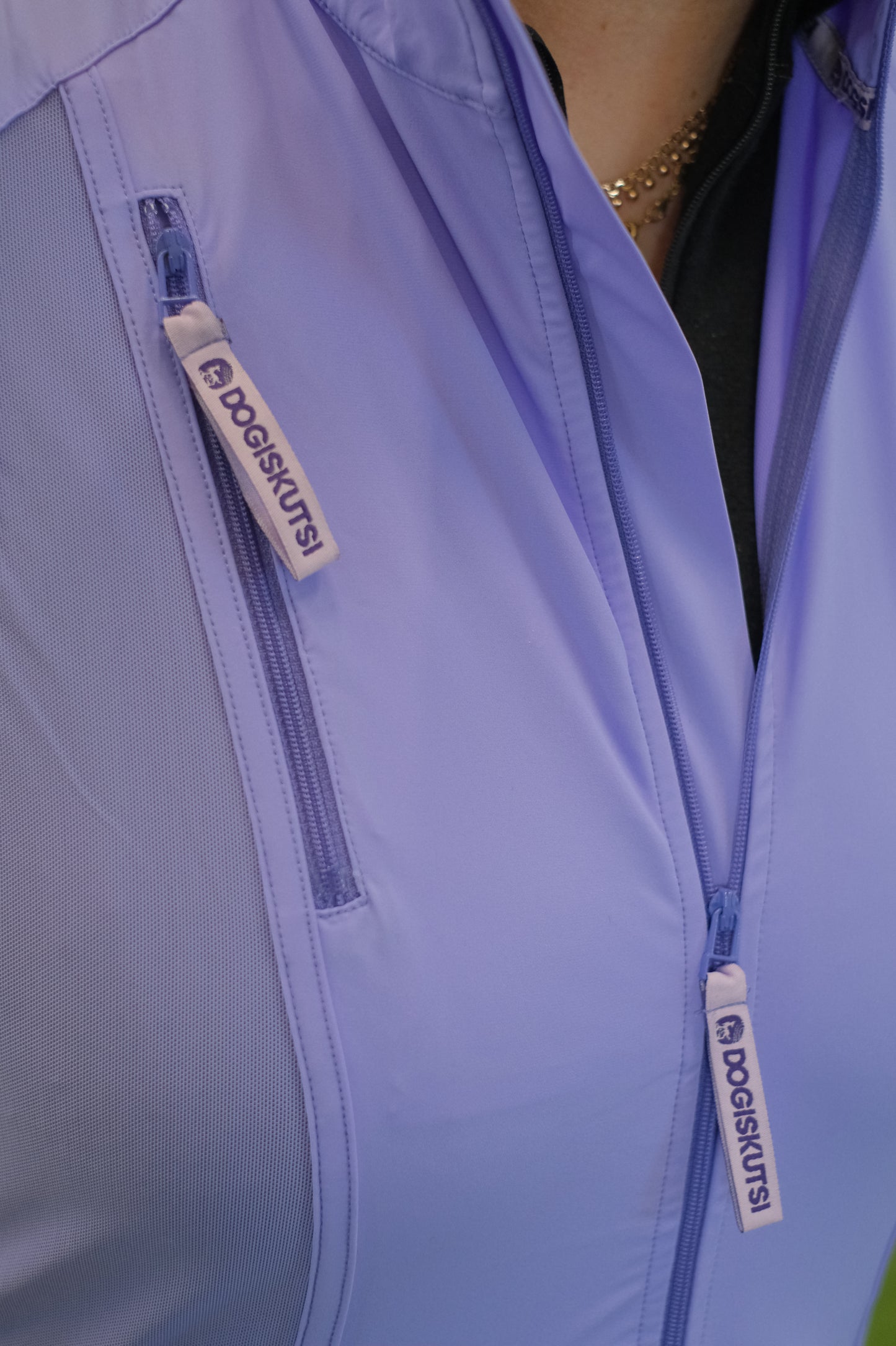 Tekninen treeniliivi palveluskoiralajeissa treenaaville naisille