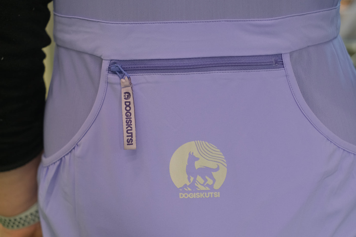 Tekninen treeniliivi palveluskoiralajeissa treenaaville naisille