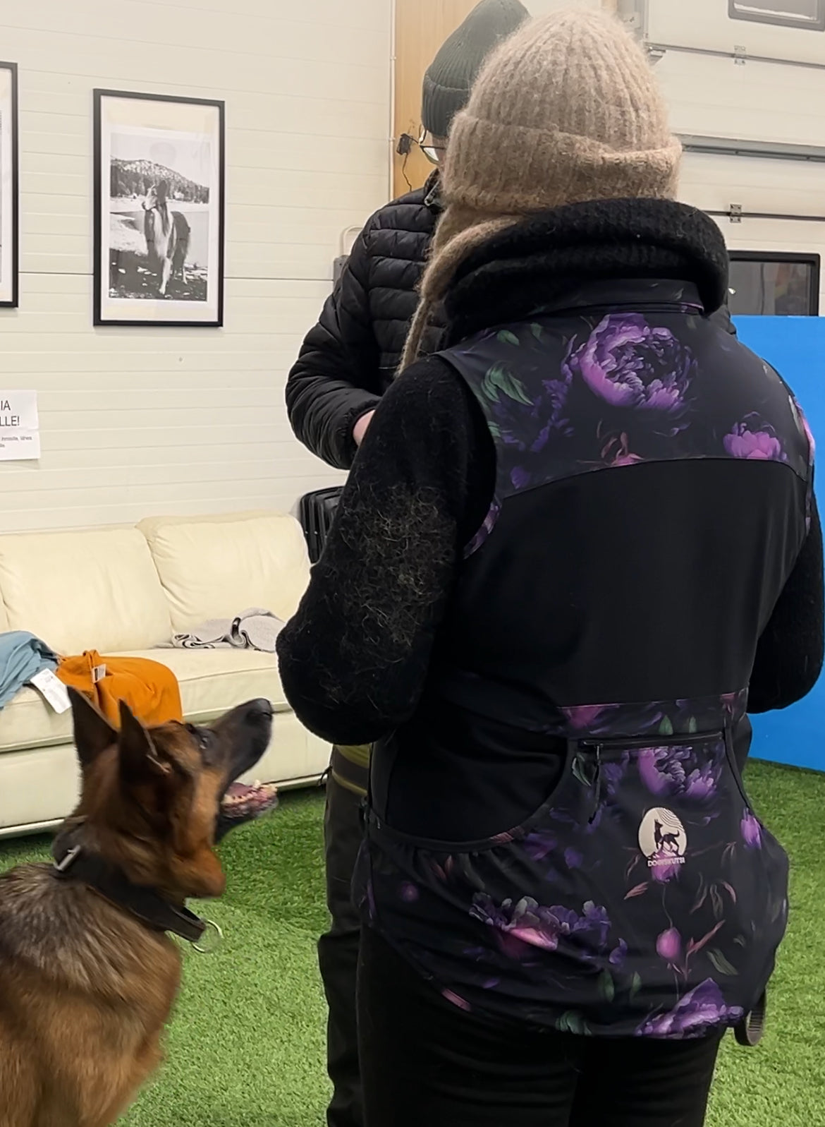 Tekninen treeniliivi palveluskoiralajeissa treenaaville naisille